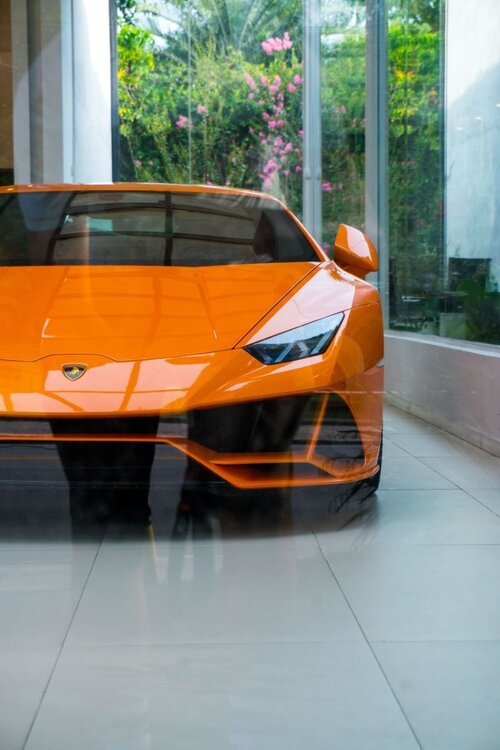 Sportowe auto po wymianie przedniej szyby samochodowej