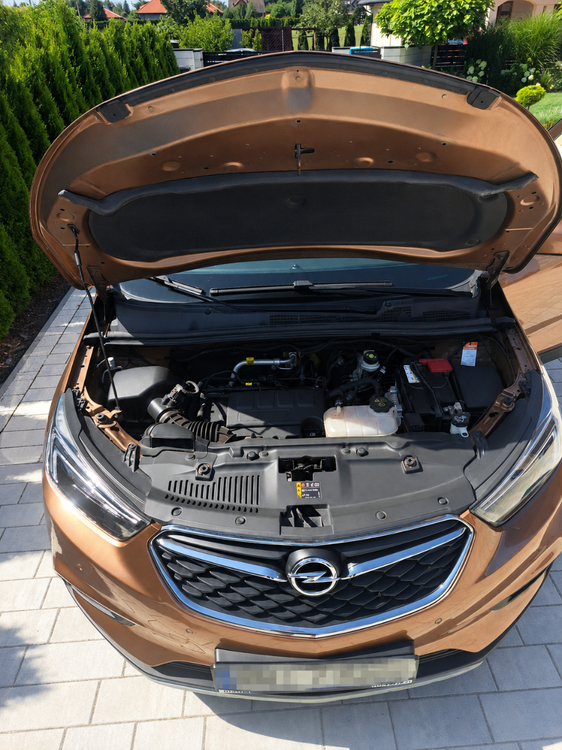 Komora silnika Opel Mokka 1.4 Turbo z otwartą maską